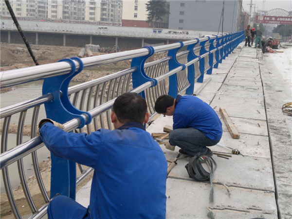 滨州不锈钢河道护栏的特性及其在城市景观中的应用