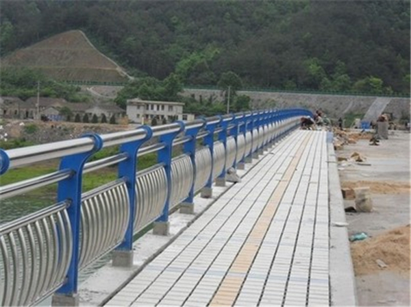 滨州不锈钢桥梁护栏的特性及其在现代建筑中的应用